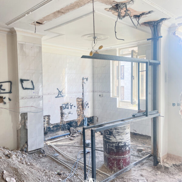 مراحل تخریب قبل از بازسازی آپارتمان و بازسازی واحد مسکونی