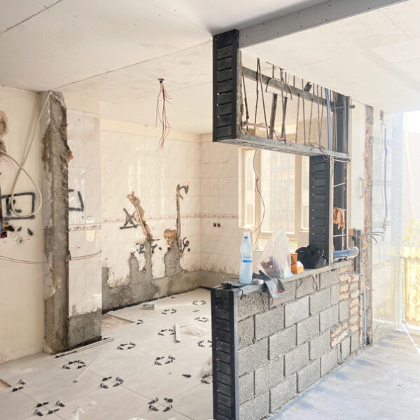 مراحل تخریب قبل از بازسازی آپارتمان و بازسازی واحد مسکونی