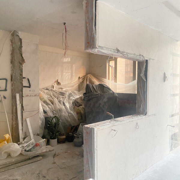 مراحل تخریب قبل از بازسازی آپارتمان و بازسازی واحد مسکونی